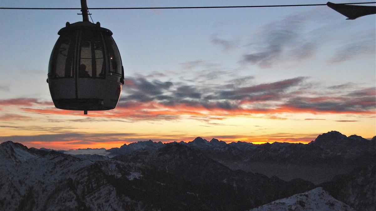 Skigondel am Nassfeld vor der Morgenröte. „Schon 8800 Skipässe verkauft“