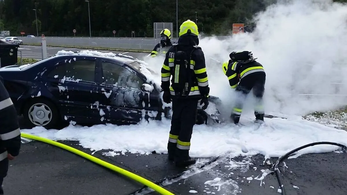Die Feuerwehren Ligist und Modriach mussten zu einem Pkw-Brand auf der A 2 ausrücken