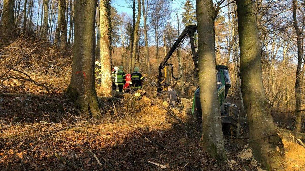 Feuerwehr und Rotes Kreuz drangen zu dem Verletzten vor