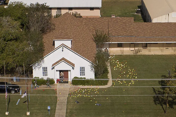 November 2017: Während eines Gottesdienstes in der texanischen Landgemeinde Sutherland Springs erschießt ein Amokläufer 26 Menschen, 20 weitere werden verletzt.