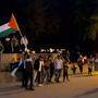 Die Demonstranten mit palästinensischer Flagge