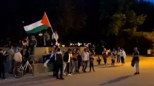 Die Demonstranten mit palästinensischer Flagge
