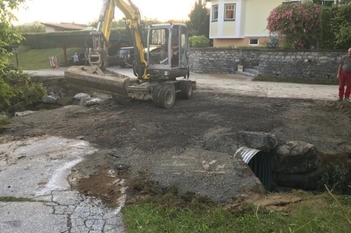 Die neue Brücke steht seit Freitag.