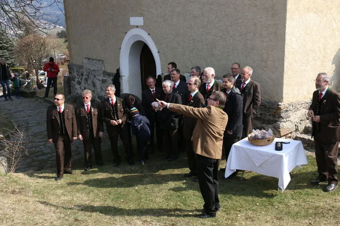 Vor der Kirche wird nach dem Gottesdienst am Ostermontag der alte Brauch des Schweinshaxelversteigerns gepflegt.