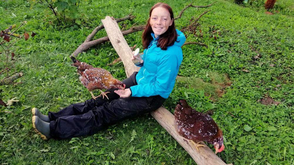 Kerstin Teubl hält am Schwalbenhof in Bierbaum fünf chronisch kranke Hühner