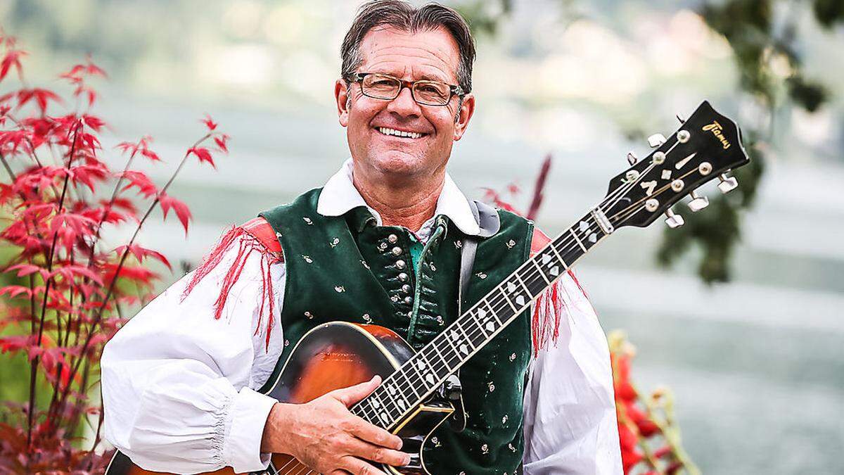 Live und &quot;unplugged&quot;: Robert Fritzer mit Gitarre und Oberkrainer-Tracht