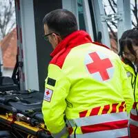 Einsatzkräfte bargen die Motorradlenkerin und brachten sie ins Krankenhaus