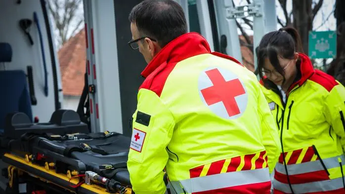 Einsatzkräfte bargen die Motorradlenkerin und brachten sie ins Krankenhaus