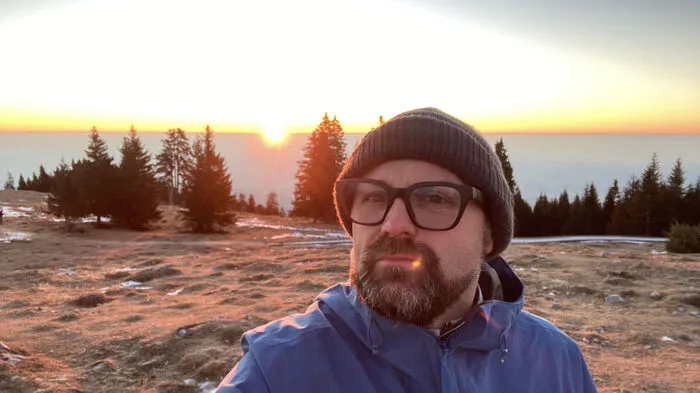 Jürgen Fuchs, Fotograf der Kleinen Zeitung, teilt mit anderen Frühaufstehern ein besonderes Hobby: Den winterlichen Sonnenaufgang vom Gipfel des Schöckl aus zu bewundern.