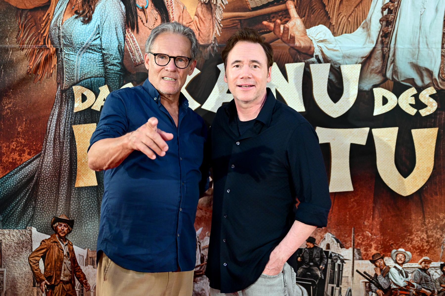 Odzivi na film 'Das Kanu des Manitu' se nadaljujejo, igralska zasedba se je udeležila premiere na Dunaju