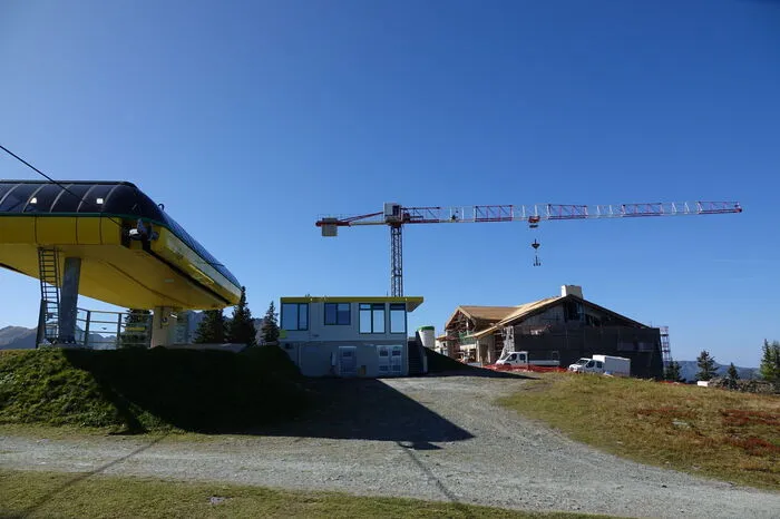 Gleich neben der Bergstation soll eine Terrasse zum Einkehrschwung locken