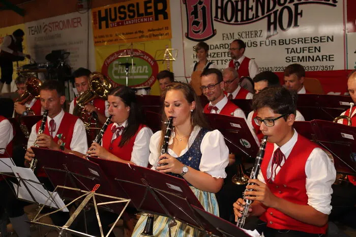 Anschließend gaben alle Blaskapellen gemeinsam ein Live-Konzert für die Zuschauer und sorgten für ausgelassene Stimmung und Unterhaltung bei den Anwesenden. 