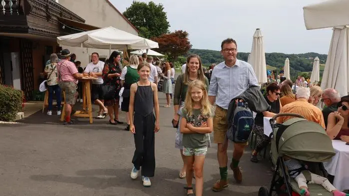 Bei strahlendem Sonnenschein drängten sich auch heuer wieder zahlreiche Besucherinnen und Besucher durch die engen Gassen beim Kellerstöcklfest „Der Weinberg ruft“ in Frutten-Gießelsdorf (Gemeinde St. Anna am Aigen)