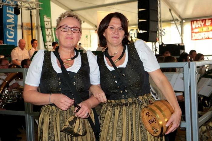 Bis in die Nacht wurden unter musikalischer Begleitung der Glasfabriks- und Stadtkapelle, der „Original Bledlseer“ und des „Lipizzaner-Heimatklangs“ rund 30 Biersorten verkostet.