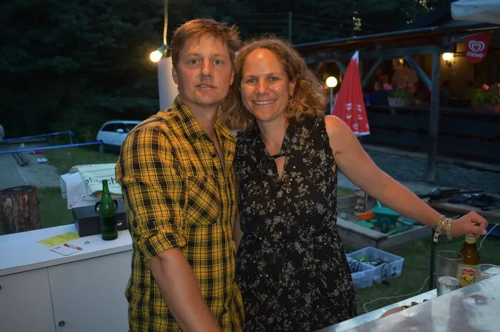 Die Geschwister Daniel Kräuter und Verena Roth schenkten die Getränke aus.
