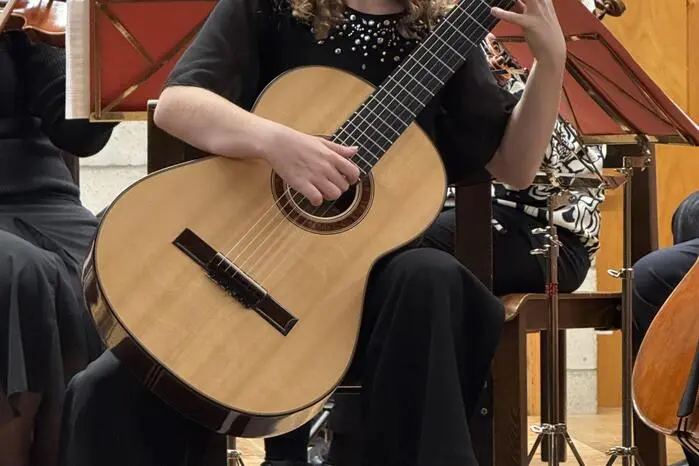 Für einen besonderen Moment sorgte die erst neunjährige Gitarristin Lena Steinkellner aus St. Peter ob Judenburg, die mit einer bemerkenswert sicheren Interpretation des Largo aus Vivaldis Gitarrenkonzert in D-Dur das Publikum berührte