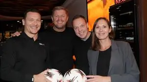 SEIERSBERG,AUSTRIA,27.NOV.25 - SOCCER - UEFA Europa League, Sky Stream Night. Image shows Marko Stankovic (Sky), Herbert Riegler, Michael Koch (GAL  Bar Restaurant) and Judith Mayr (Sky).
Photo: GEPA pictures/ Hans Oberlaender