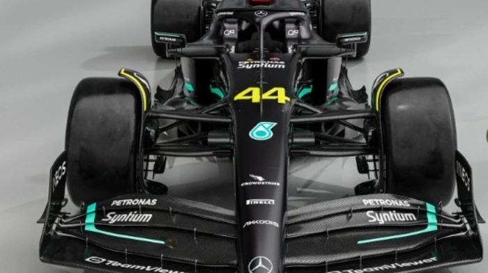Ganz in schwarz. Der neue Mercedes-AMG F1 W14 E Performance