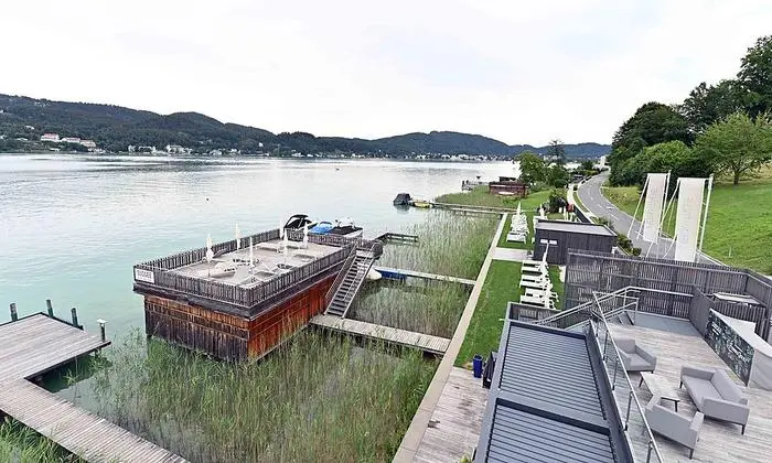 Das Schilf kann am Hotelstrand ungestört wachsen und leistet einen wichtigen Beitrag zur Gewässerökologie