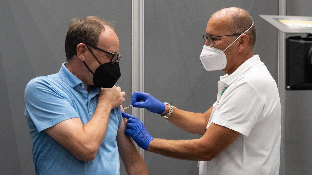 ´Es hat überhaupt nicht weh getan´, richtete der Gesundheitsminister den anwesenden Journalisten nach seiner vierten Corona-Impfung aus