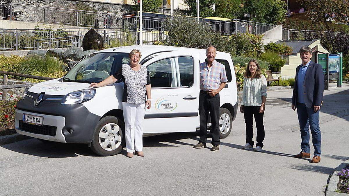 Die freiwilligen Fahrer Gerti Kratzer und Manfred Leitner mit Mobilitätsberaterin Berger und Bürgermeister Ruggenthaler