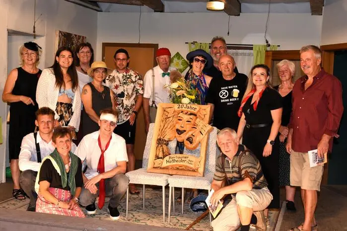 Im Anschluss der diesjährigen Premierenvorstellung bedankten sich die Schauspieler beim Hauptorganisator für das beispielhafte Engagement und überreichten ihm ein Erinnerungsgeschenk