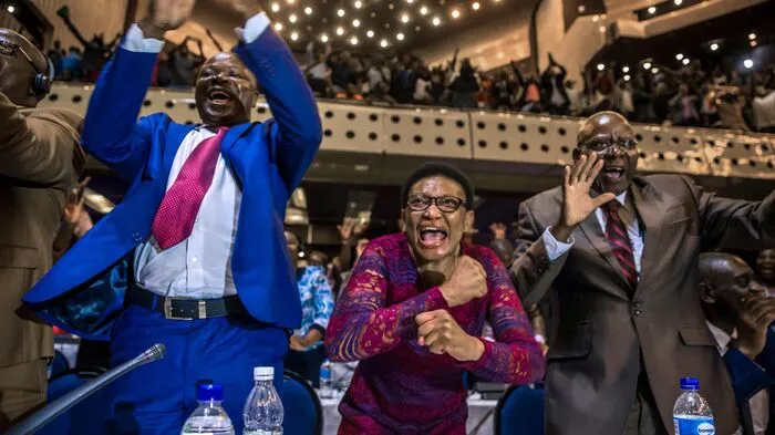 Jubel brach unter den Abgeordneten aus, als Parlamentspräsident Jacob Mudenda den Rücktritt von Robert Mugabe verkündigte.