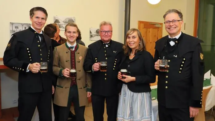 Zahlreiche Ehrengäste folgten der Einladung des Vereins Steirische Eisenstraße zur diesjährigen Barbarafeier im Fohlenhof in Kalwang, darunter Nationalrat Franz Jantscher, Landesrat Hannes Amesbauer, die Klubobleute Marco Triller und Johannes Schwarz, Landtagsabgeordnete Cornelia Izzo, der ehemalige stellvertretende Landeshauptmann Anton Lang, Bezirkshauptmann Markus Kraxner, ORF-Steiermark-Chef Gerhard Koch, Montanuni-Rektor Peter Moser sowie mehrere Bürgermeister der Region.