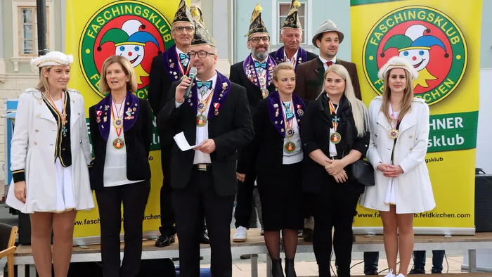 Drei Jahre des Wartens sind genug: Gestern konnte der Feldkirchner Faschingsklub im Rahmen des Wochenmarkts auf dem Hauptplatz in Feldkirchen endlich wieder das traditionelle Faschingswecken zelebrieren. Pünktlich um 11.11 Uhr läuteten Präsident Peter Kowal und seine Kollegen des Feldkirchner Faschingsklubs mit einem kräftigen „GLUCK GLUCK – olé“ offiziell die bevorstehende Faschingssaison ein.