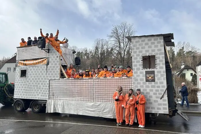 Häftlinge sind aus dem Gefängnis ausgebrochen, um am Faschingsumzug teilnehmen zu können.