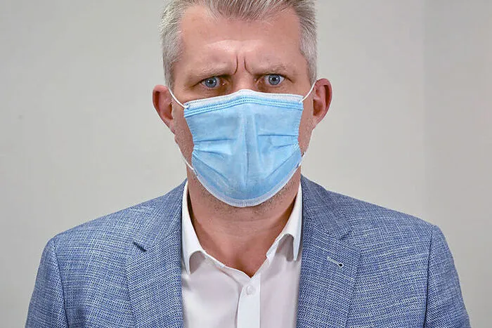 Irritation, Fokus oder aufkeimender Ärger. Augenbrauen gesenkt und in der Mitte zusammengezogen.