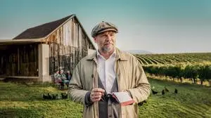 Thomas Stipsits als Gruppeninspektor Sifkovits in „Die Uhudler-Verschwörung“ 