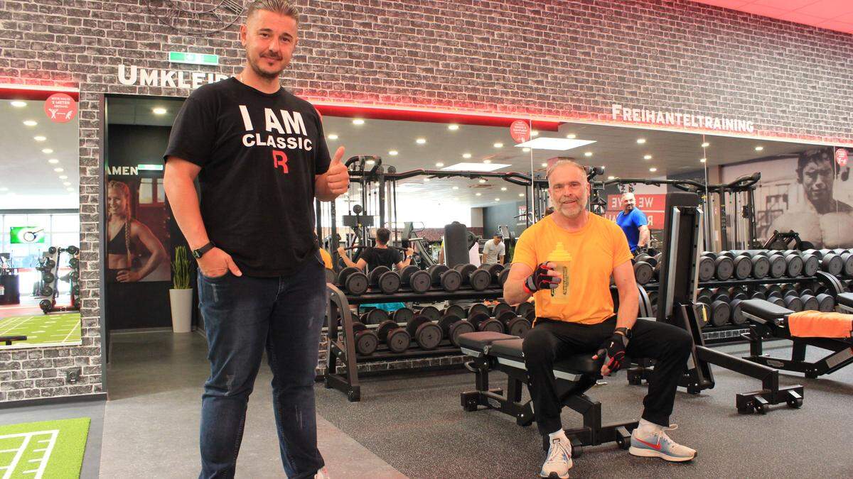 Fitness-Studio-Betreiber Klaus Kindl (links) mit Trainingsgast Andreas (58)