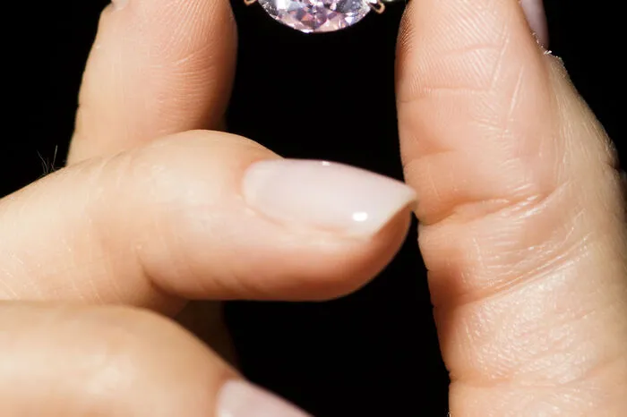 Das 17,07 Karat schwere rosa Juwel übertraf mit 19,5 Millionen Euro seinen Schätzwert von 14 Millionen Euro deutlich. Das blaue Prunkstück war von Experten mit einem Schätzwert von rund 23 Millionen Euro allerdings als weit wertvoller eingeschätzt worden.