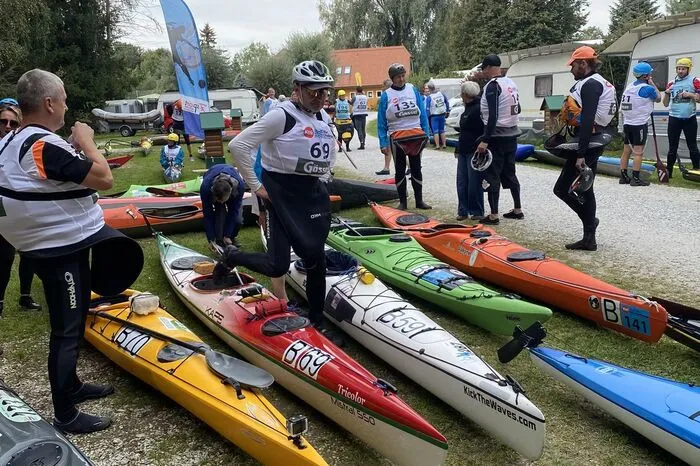 Die Gewinner der Kategorie SUP W über 14 Kilometer Kurzdistanz sind ebenfalls aus Leoben: Gewinnerin Sophie Hauptmann vom LE Boothaus und Johanna Irrgeher vom PSC Leoben freuten sich sehr über die Medaillen.