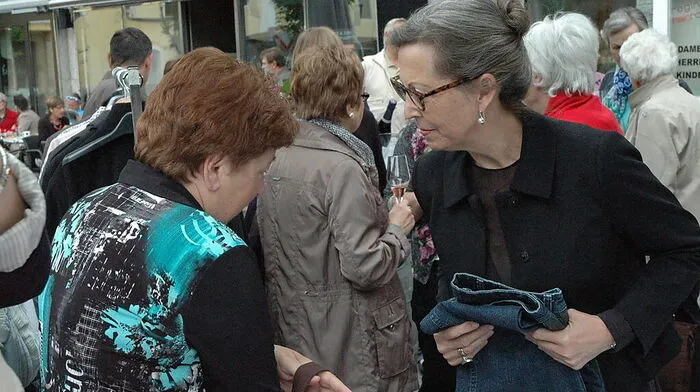Ingrid Gady (r.) im Verkaufseinsatz beim Steirer helfen Steirern-Benefizflohmarkt der Kleinen Zeitung
