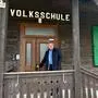 Bürgermeister Josef Waltl vor dem Lokal, der ehemaligen Volksschule