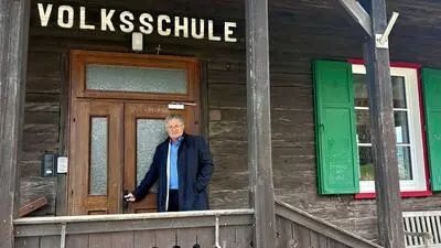 Bürgermeister Josef Waltl vor dem Lokal, der ehemaligen Volksschule