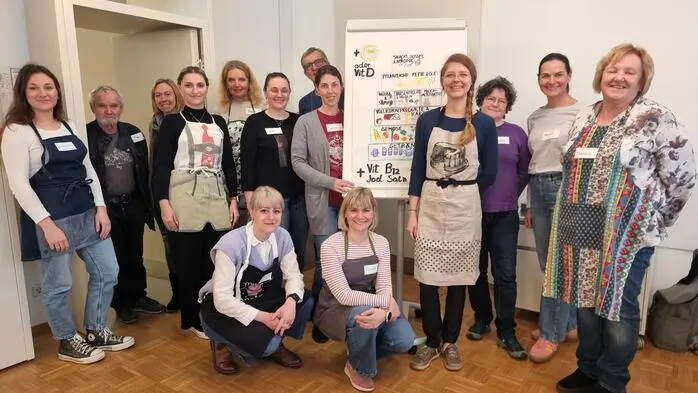 Kürzlich durften Schulleiterin Simone Weber und ihr Team einen besonderen Gast in der Fachschule Maria Lankowitz begrüßen: Sura Dreier von Styria Vitalis begeisterte die Teilnehmerinnen und Teilnehmer für die vegane Küche.