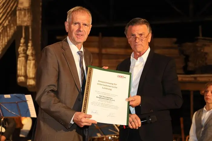 Auch Günther Stangl, Regionalstellenobmann der Wirtschaftskammer gratulierte mit einer Dankesurkunde
