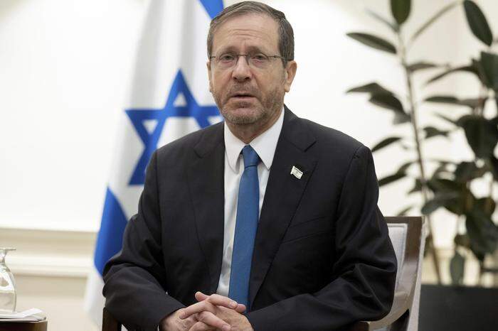 Der israelische Präsident habe auf die Aussage des Papstes protestiert und die Angriffe im Gazastreifen als notwendig für den Schutz Israels verteidigt