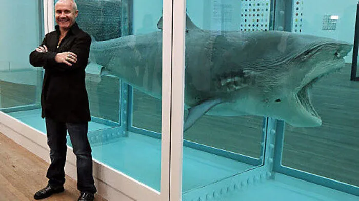 Damien Hirst vor einer Hai-Installation