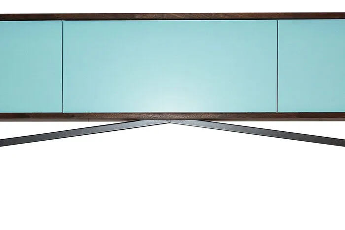 Sideboard SB11 von Christian Kröpfl, produziert von Palatti. Zwischen horizontale Fächer aus Vollholz werden nach Bedarf einzelne Kästchen geschoben. Das Kästchen schwebt übe reiner aus einem Stahlfachwerk bestehenden, zarten Unterkonstruktion.