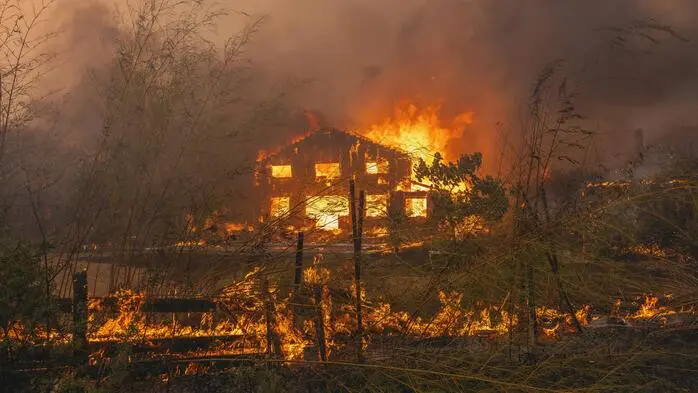 Die Waldbrände wüten auch in Le Porge, etwa 60 Kilometer westlich von Bordeaux