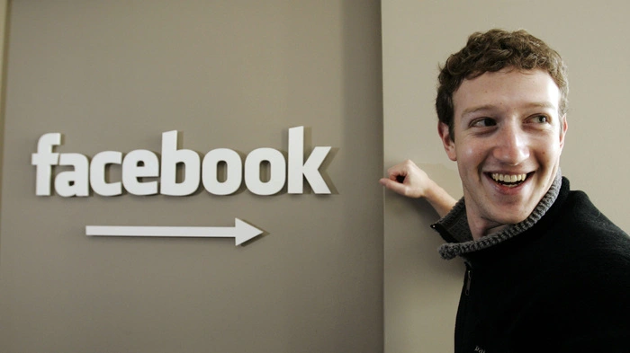Mark Zuckerberg und seine Mitgründer starten Facebook in einem Studentenwohnheim der Elite-Uni Harvard. Es ist eine Art digitales Jahrgangsbuch. Im März wird der Dienst von Harvard auf die Universitäten Stanford, Columbia und Yale ausgeweitet. Im September 2004 führt Facebook die Pinnwand ein, die später zum Zentrum der persönlichen Präsentationen wird. Im Dezember hat Facebook rund eine Million Nutzer.