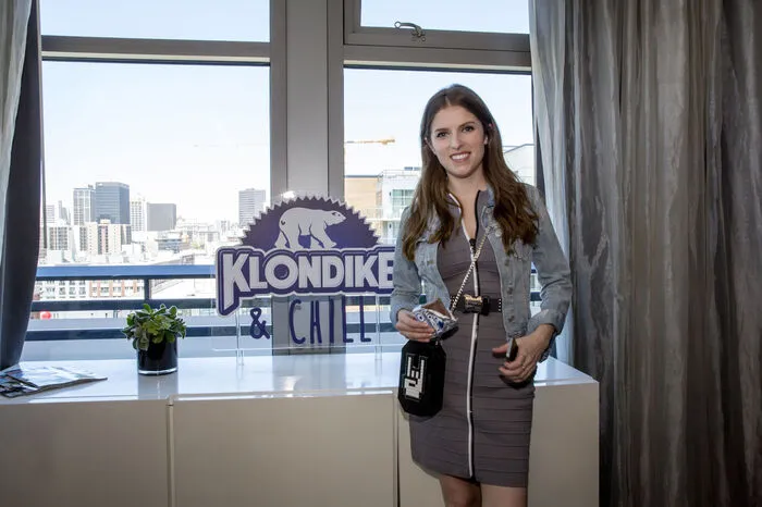 Auch Stars aus Film und Fernsehen erscheinen auf der Messe, um ihre jüngsten Werke zu bewerben. Anna Kendrick etwa rührt die Werbetrommel für ihren Film "Trolls".