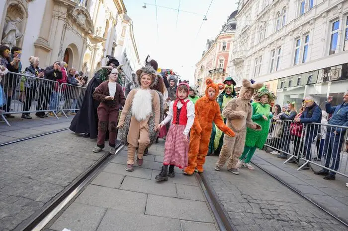 Klicken Sie sich durch weitere Eindrücke des Umzugs...