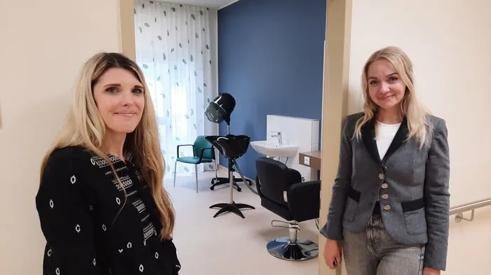 Hausleiterin Jennifer Krenn Salas und Pflegedienstleiterin Martina Sauseng vor dem "Friseur"-Raum.
