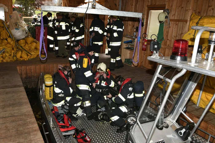 Die Feuerwehr Seeboden rückte mit dem Boot und einer mit Atemschutz ausgerüsteten Mannschaft Richtung Millstätter See Südufer aus.