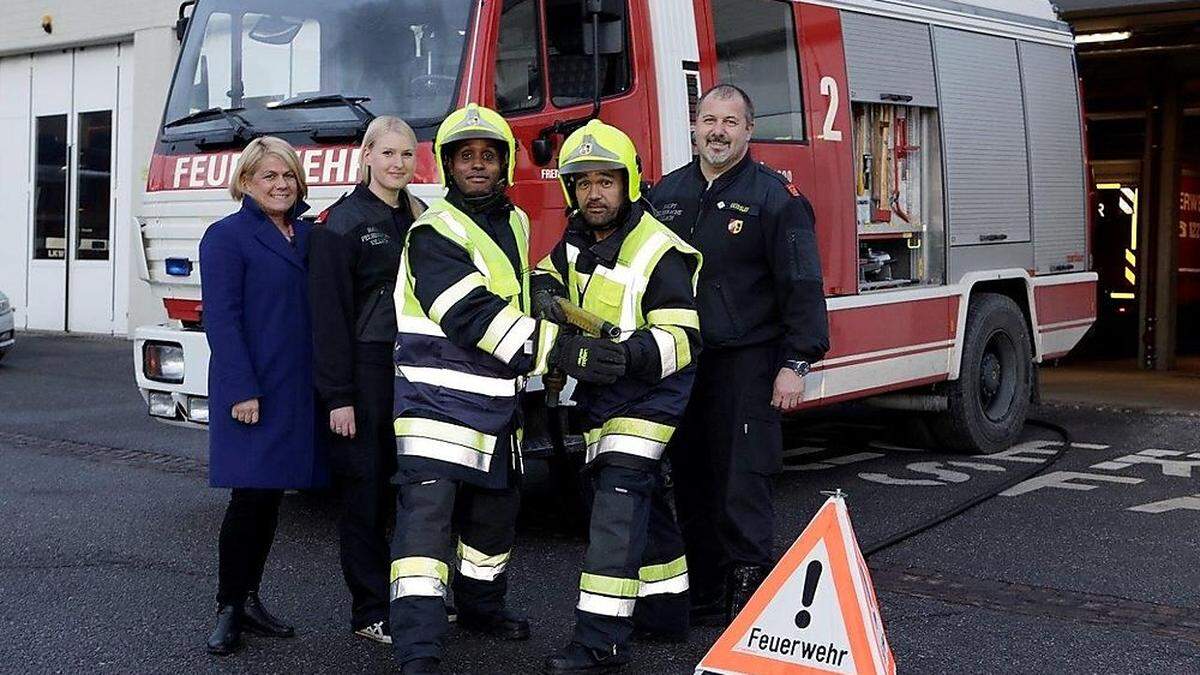 Integrationsreferentin Gerda Sandriesser, Kameradschaftsführerin Larissa  Kohlweihs -Tapeiner, die neuen und stolzen Feuerwehrkameraden Ismail Mohamoud und  Zia Noori sowie Harald Geissler, Kommandant der Hauptfeuerwache Villach (von links)